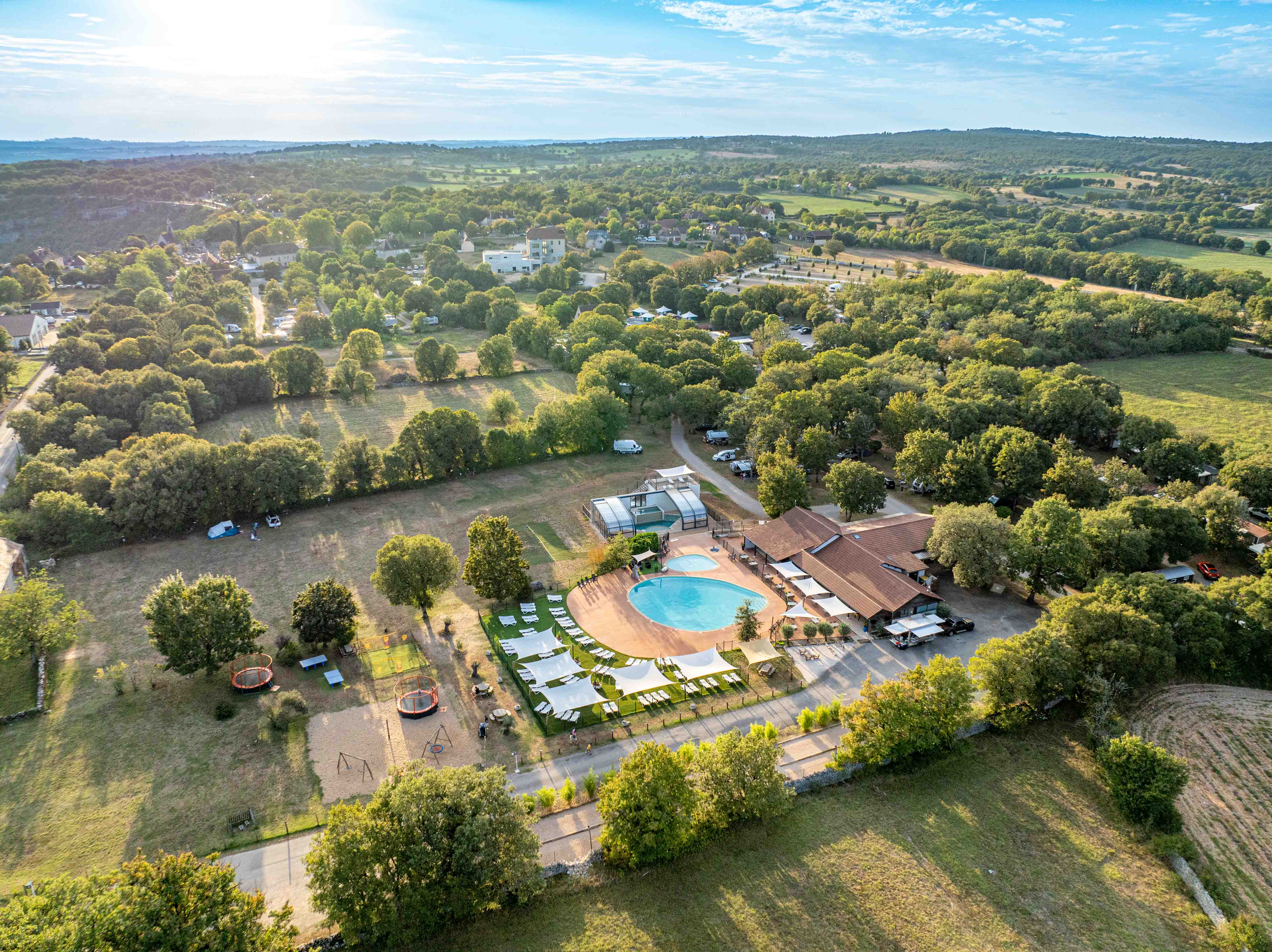 https://espace-ptl.ancv.com/appli/butterfly/data/medias_PA/PHOTOS/745059001001/745059001001ZV75Sqa519-003-Camping-Dordogne-Les-Cigales-Drone.jpg