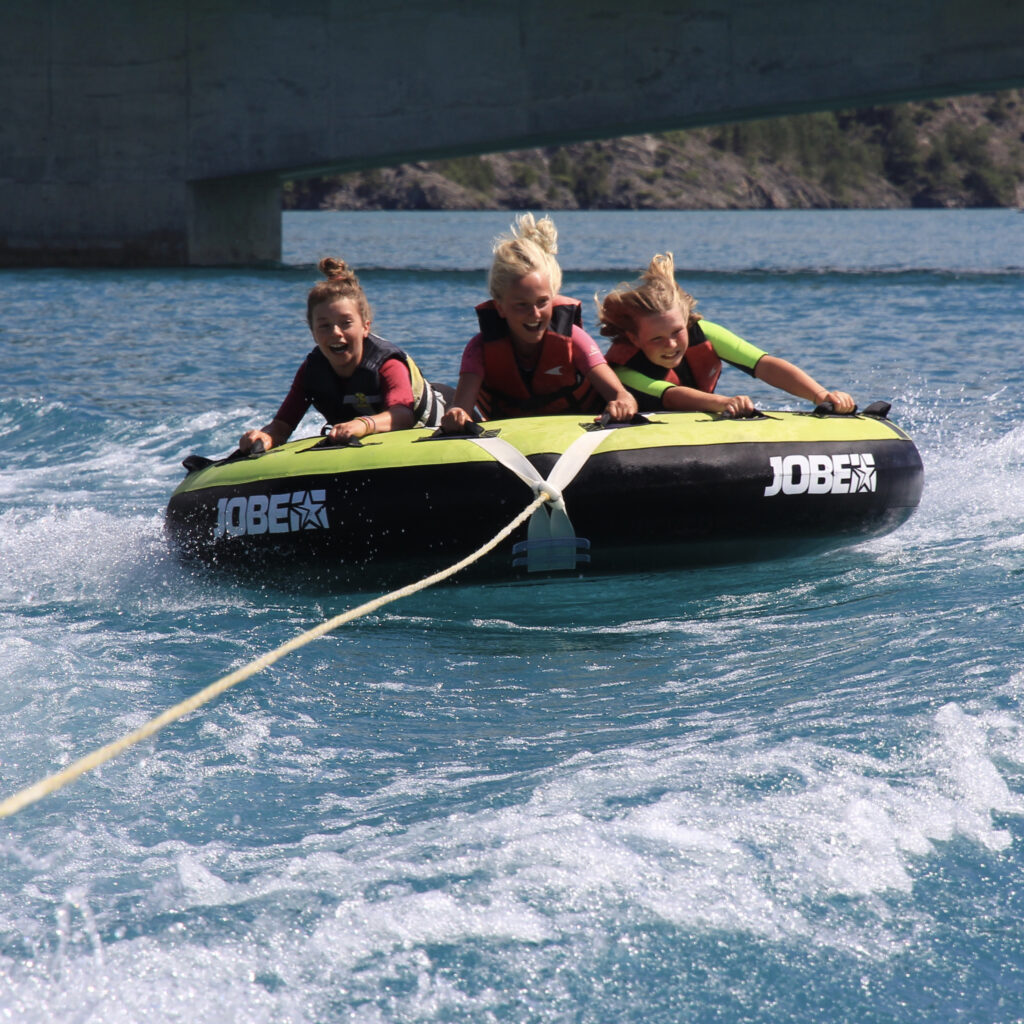 https://espace-ptl.ancv.com/appli/butterfly/data/medias_PA/PHOTOS/912205001001/912205001001tQT5GSZqpe-Kids-Ancre-Bleue-jump-bouee-bateau-serre-poncon-hautes-alpes-1x1-1-1024x1024.jpg
